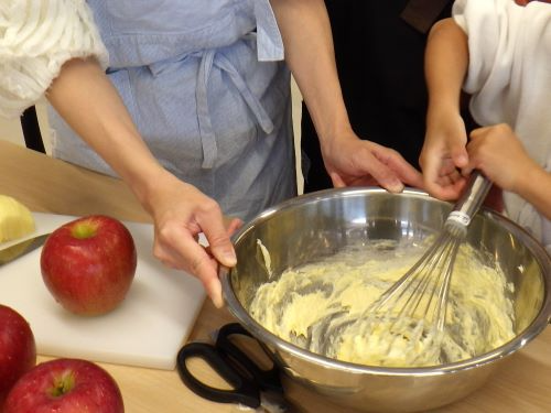 りんごの米粉ケーキを調理する様子