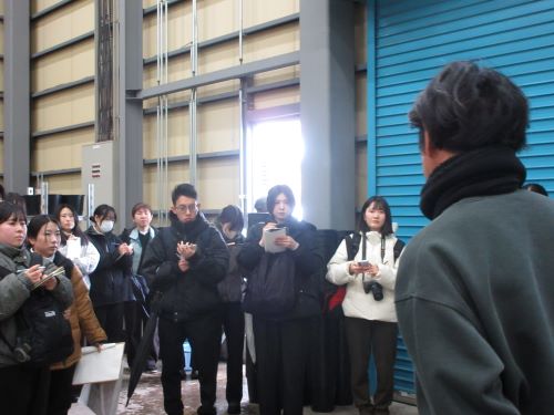 事業概要の説明を聞く職員