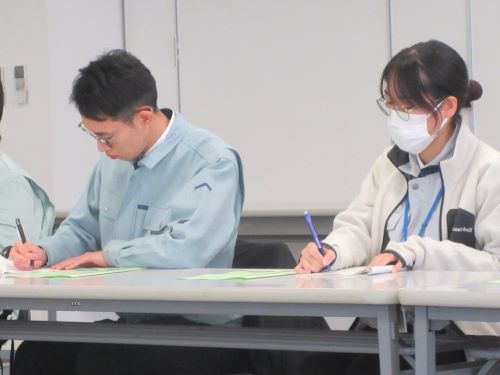 営農事業等の説明を聞く職員