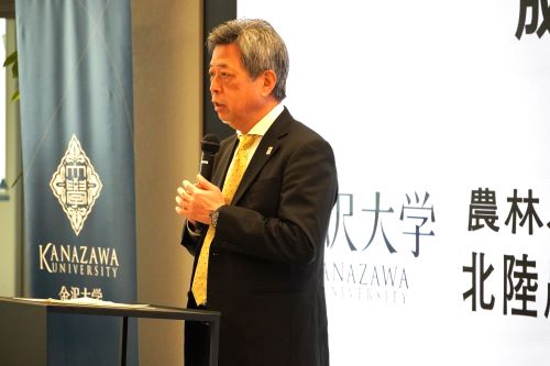 挨拶をする郡局次長