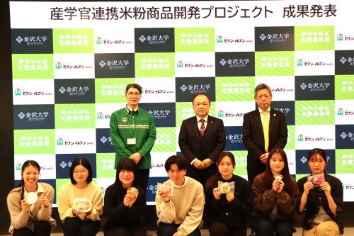 プロジェクトメンバーによる記念撮影