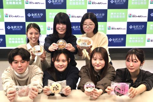 開発した米粉商品と開発に携わった学生の写真