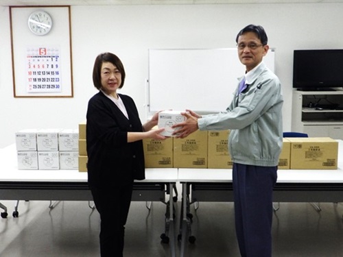 フードバンクに備蓄食品を手渡す後藤所長