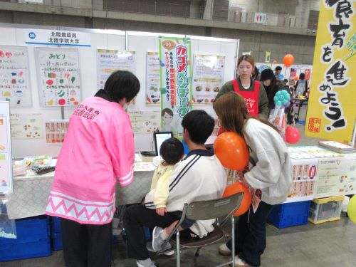 説明する様子