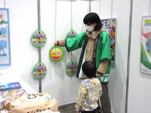 展示物を子どもにみせている様子