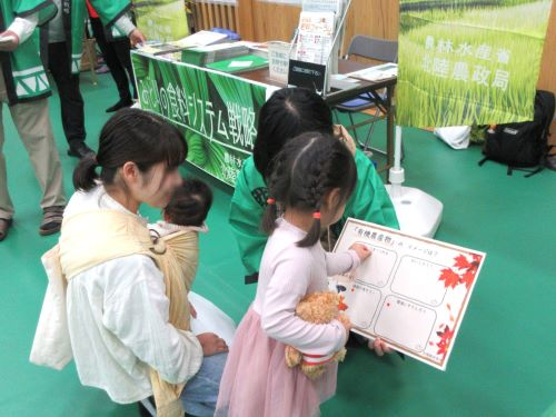 シールを貼る子ども