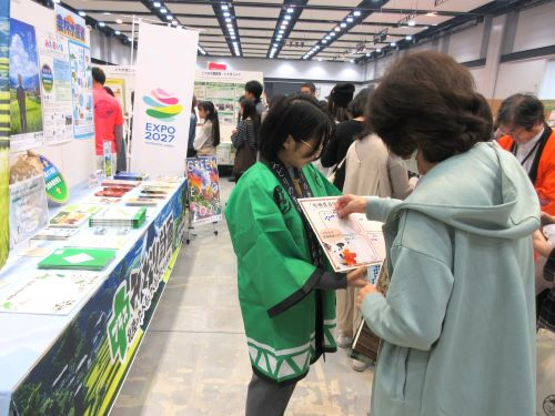 説明する様子