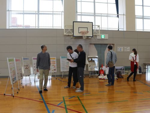 展示ブースを見る人たち