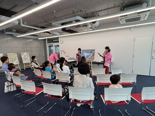 話を聞く人たち