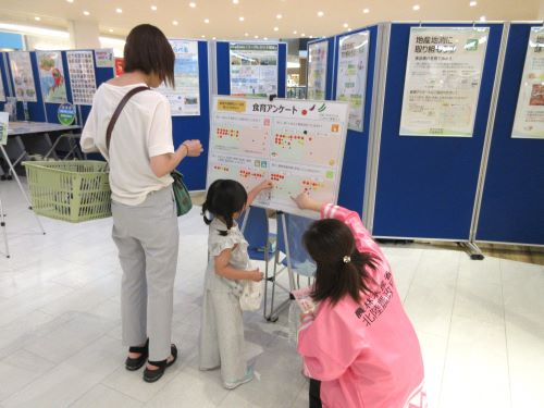 シールを貼っている参加者