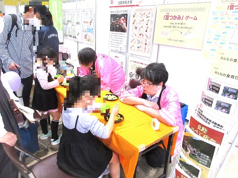 箸でつまむ様子