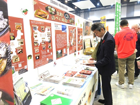 展示物を見る人たち