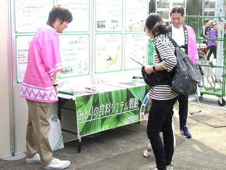 説明する様子