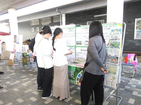 展示ブースにいる人たち
