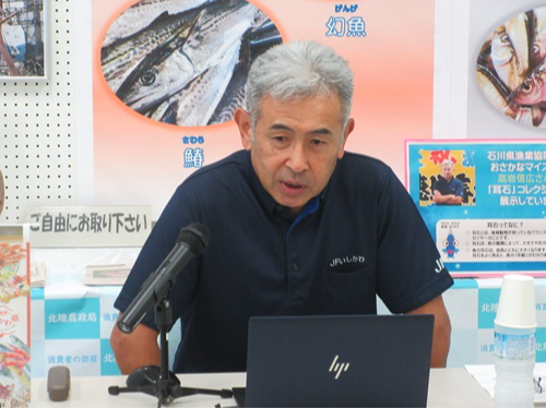 講演する高岩氏