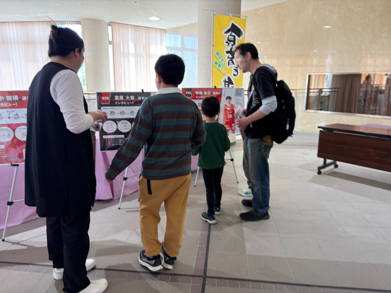 展示パネルを見る退場者