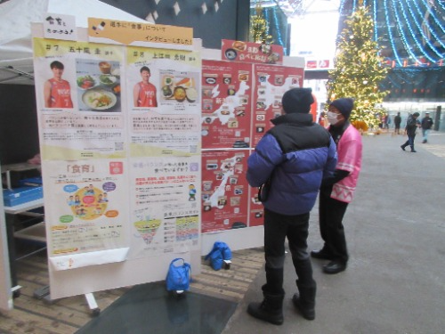 展示内容の説明を受ける来場者