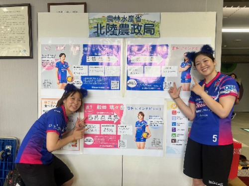 ポスターの前で撮影する大村選手、舩田選手