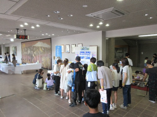 大勢の来場者でにぎわうブース