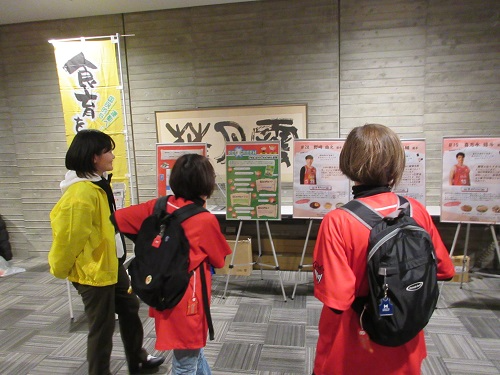 展示パネルに見入る来場者