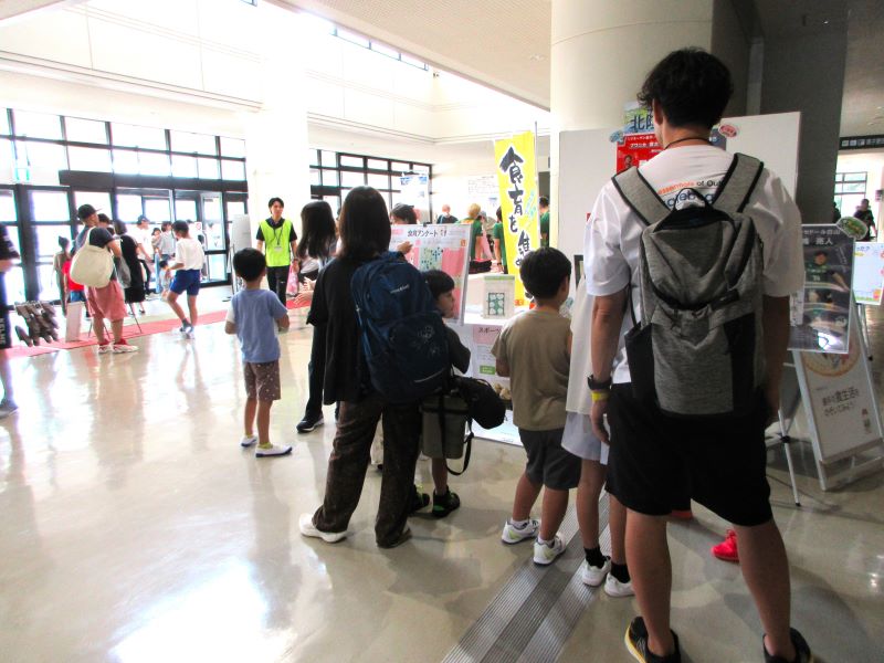 展示パネルを見る来場者