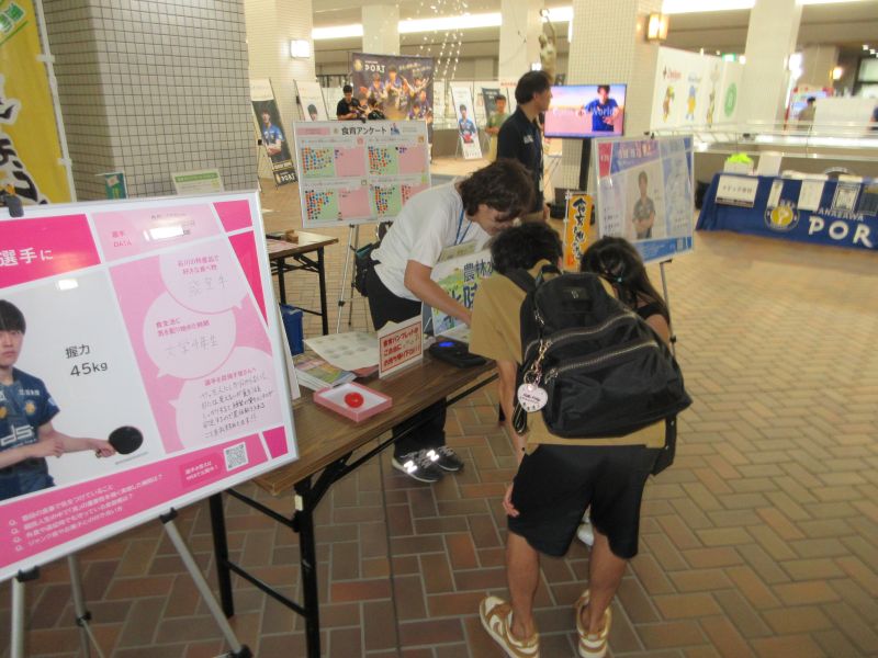 食育ブースに参加する来場者