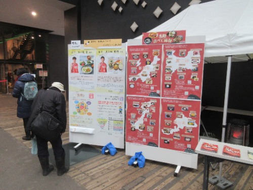 足を止める来場者