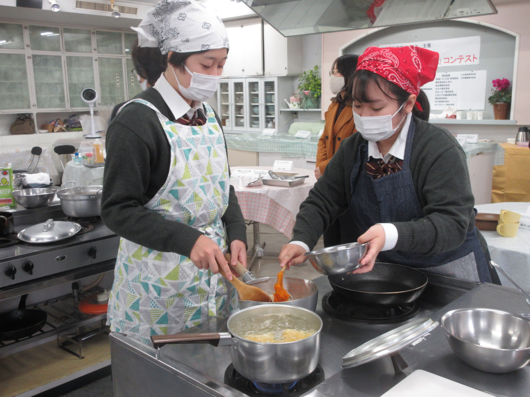 2人で協力して調理する様子