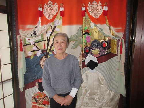 境 嘉代子氏（後ろは、「花嫁のれん」）