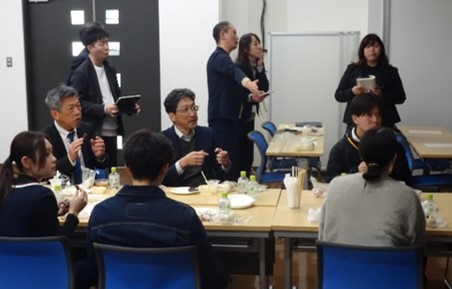 試作品の試食の様子