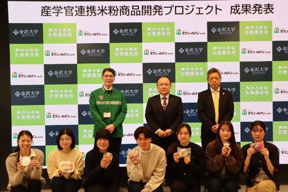 成果発表の記念撮影