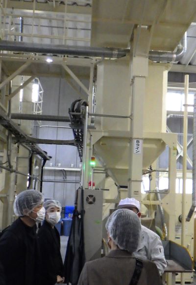 製造ラインを見学する様子