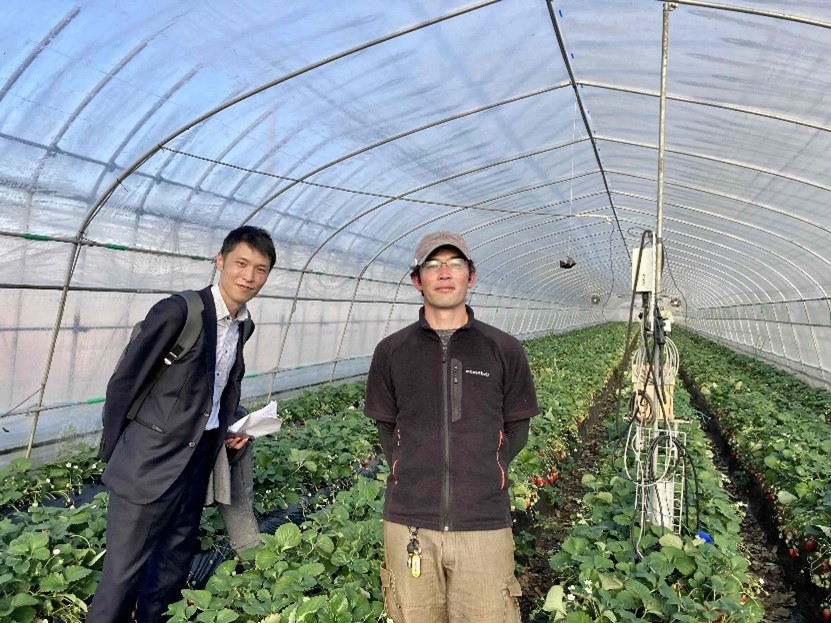 加藤いちご園・加藤様（右）と株式会社セラク・担当者（左）