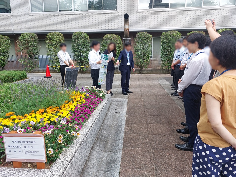 令和8年5月の農林水産省職員向けの花壇見学会の様子