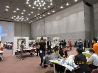 展示ブースへのインタビュー中継の画像