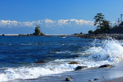 雨晴海岸から望む立山連峰