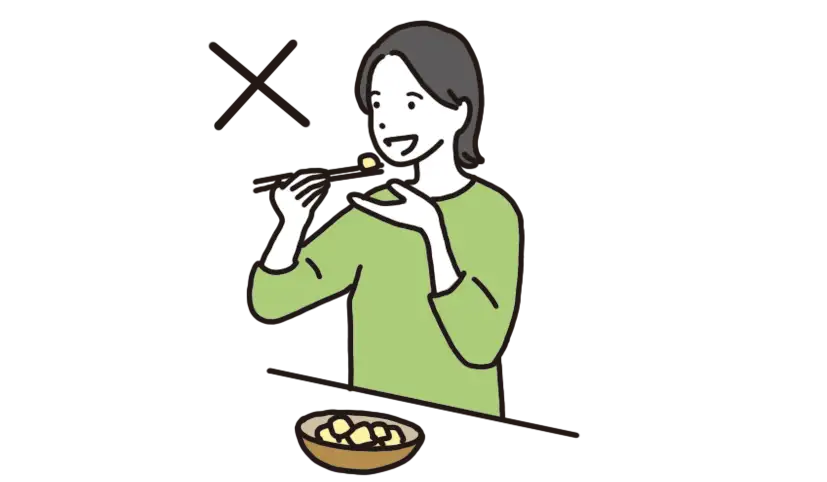 手皿で食べる女性