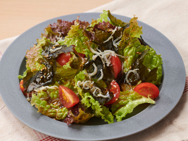 Salad with plenty of ita-wakame