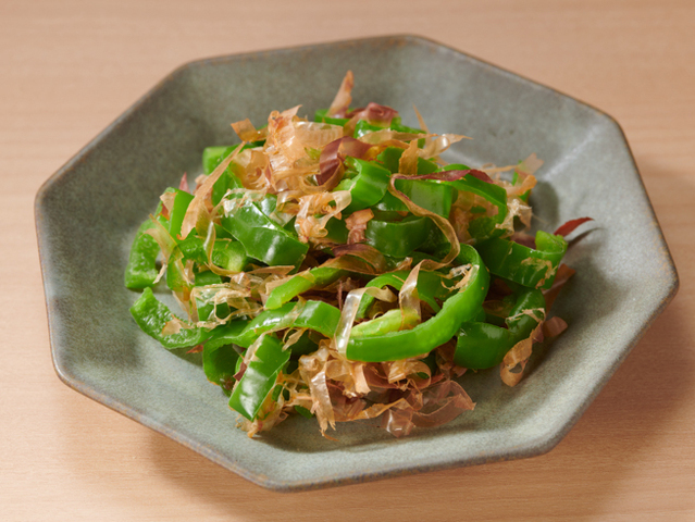 Bell pepper dressed with katsuobushi flakes