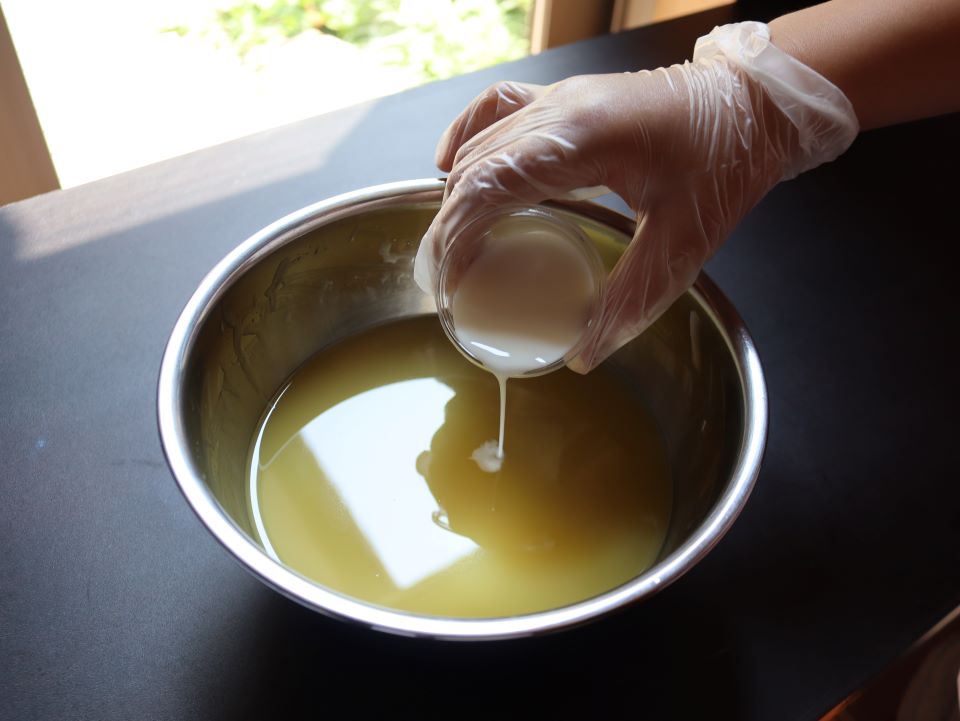 牛乳を入れる