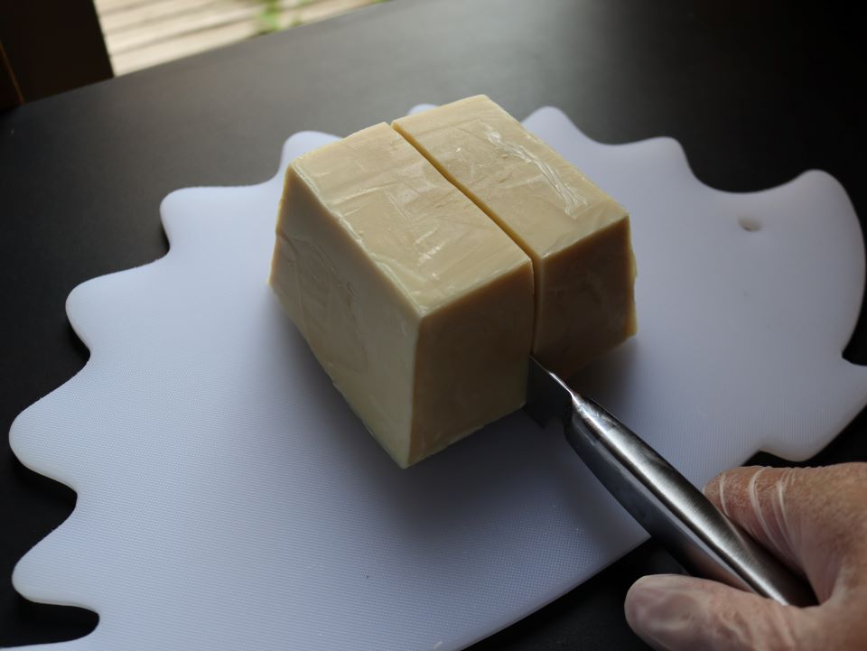 せっけんを４つに切る