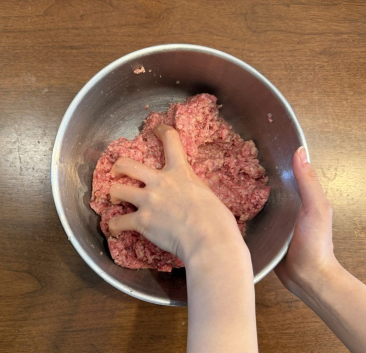 2.肉をこねる