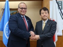笹川副大臣とトレロチーフエコノミストの握手