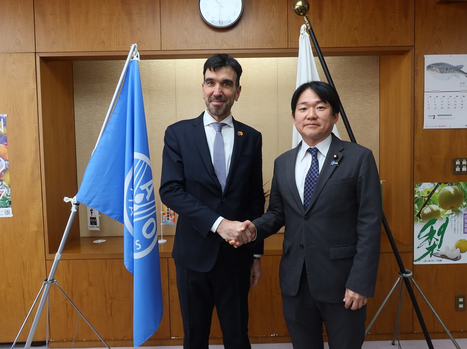 マルティーナFAO事務局次長（左）と山下副大臣（右）