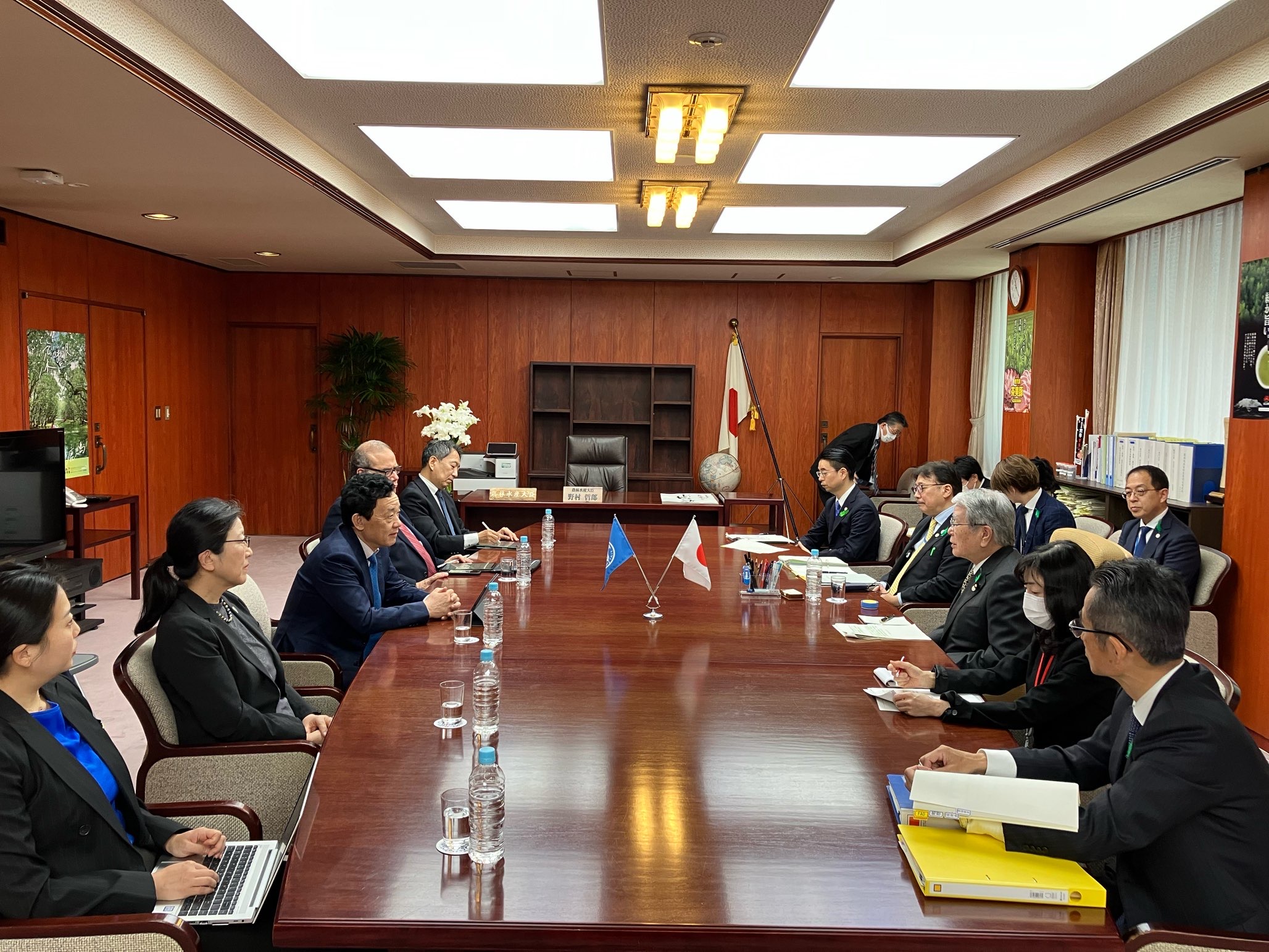 野村大臣と屈事務局長の会談風景