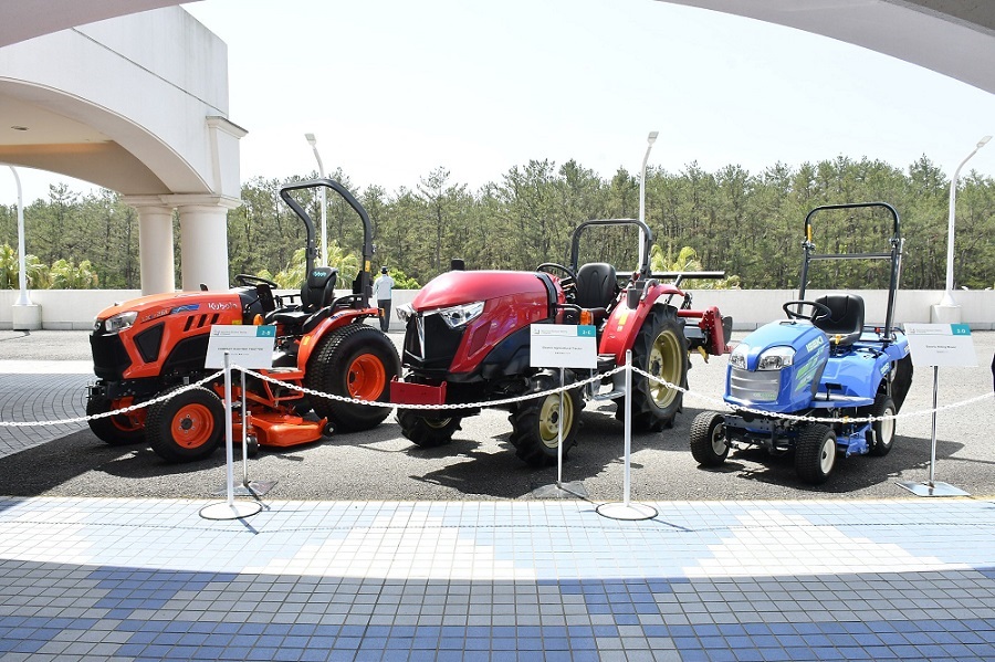 農業用トラクターの展示