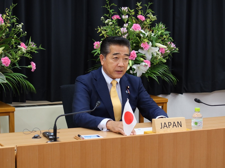 スピーチをする藤木政務官