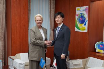 WFP事務局長と握手をする鈴木大臣