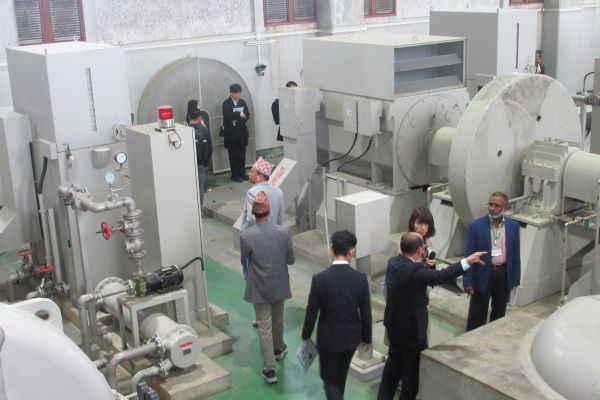 用水機場ポンプの説明の様子