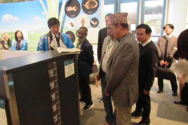 琵琶湖博物館内の視察の様子